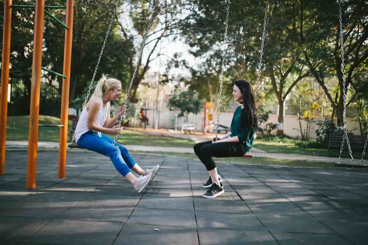 目を見て話す
