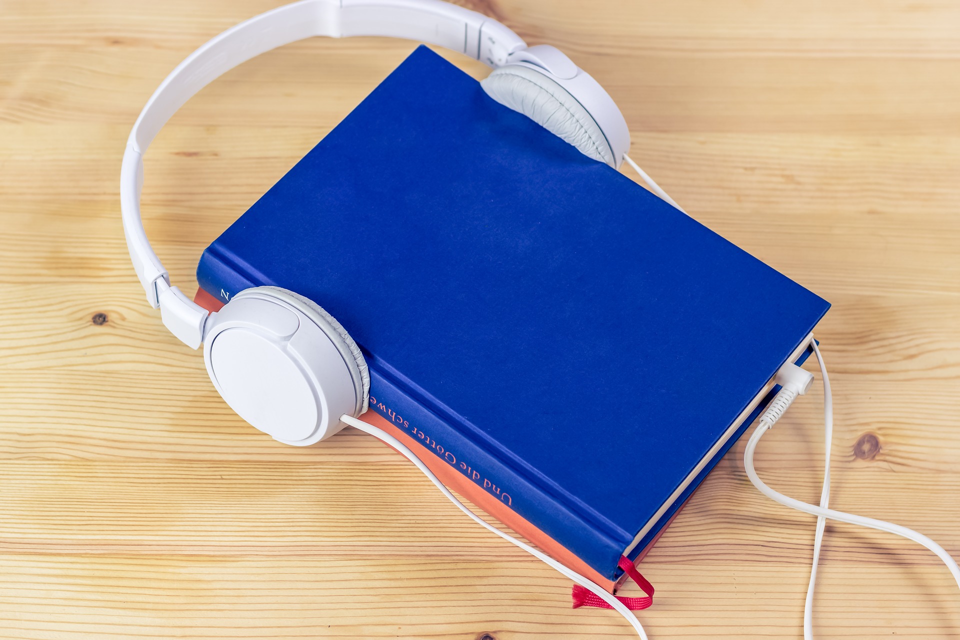本を読む、オーディオブックを聴く